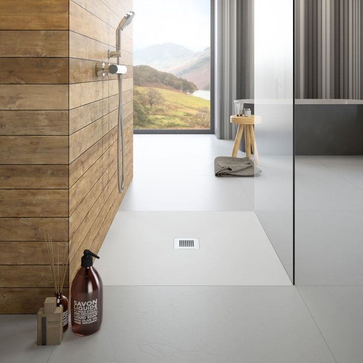 Eine bodentiefe Dusche in einem Badezimmer